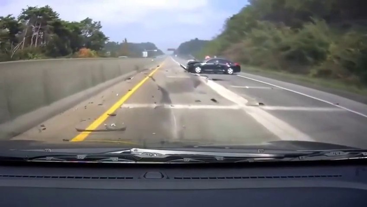 II s'endort au volant et provoque un accident de voiture terrible!