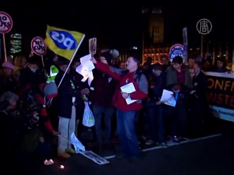 В центре Лондона протестующие развели костры