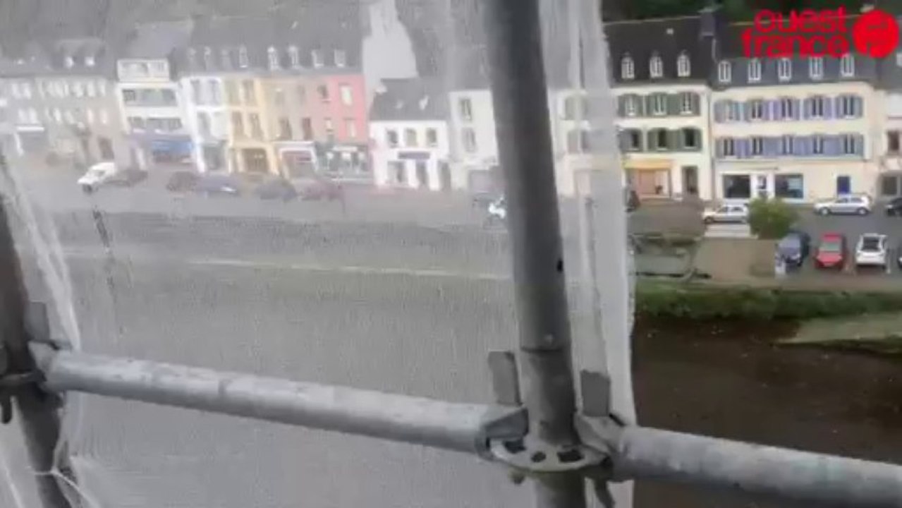 La pose de l'horloge du beffroi - La pose de l'horloge de la mairie