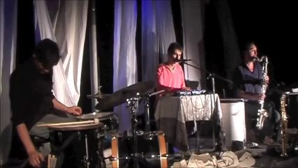 Un chat dans la table de nuit