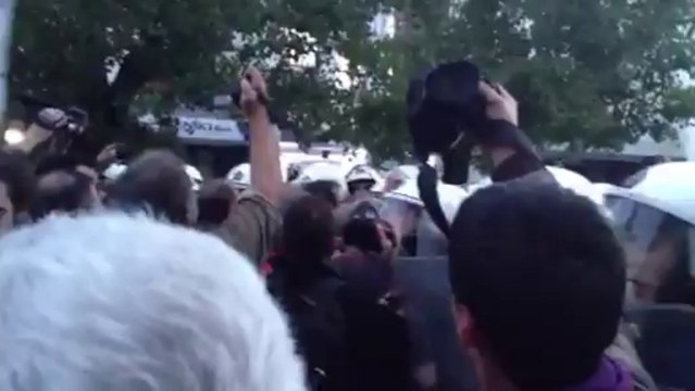 Εισβολή των ΜΑΤ στην ΕΡΤ τα ξημερώματα -2-