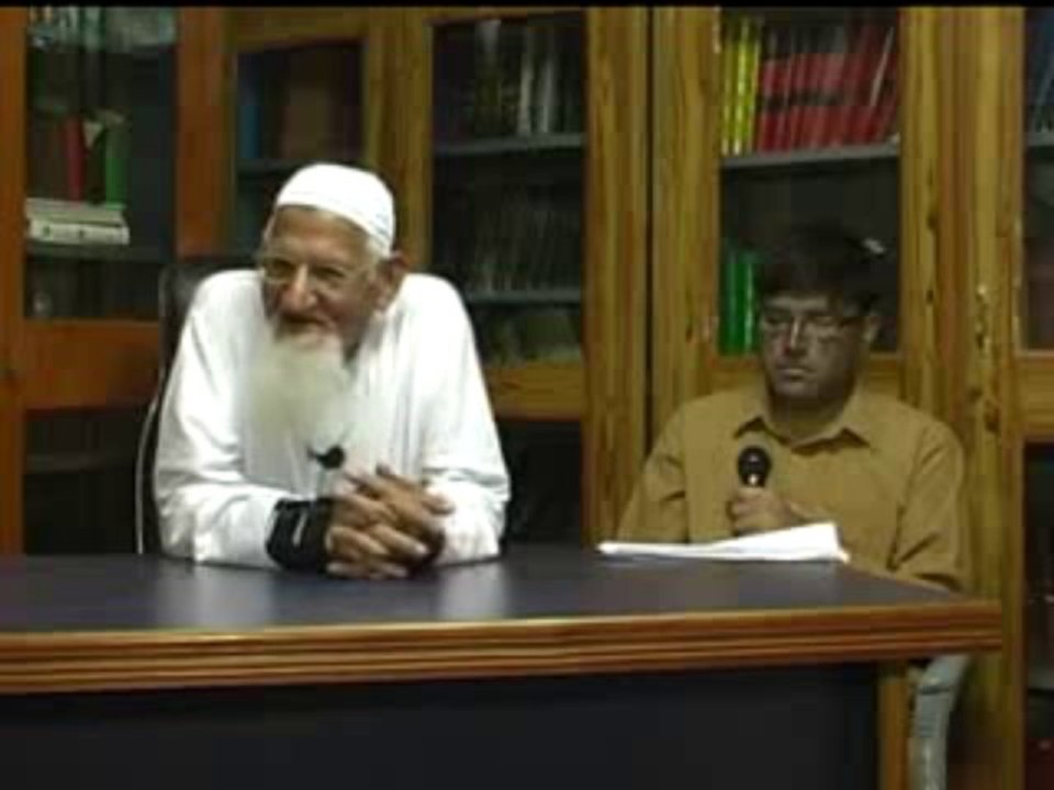 Joining prayer (salat) in Ruku while walking in a bowing position, folding cloths in prayer (salat)