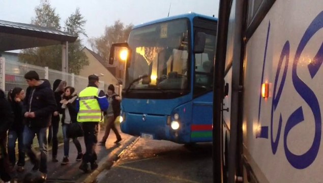 Les gendarmes de Saint-Pol-sur-Ternoise contrôlent vingt-sept bus scolaires devant le lycée Pierre-Mendès-France
