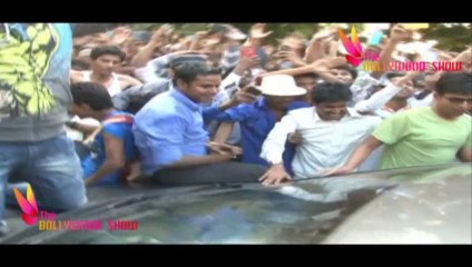 Shahrukh Khan celebrates his birthday with fans