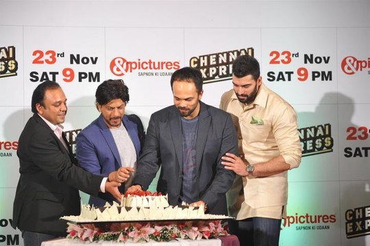Deepika, Shah Rukh Khan at Chennai Express success party