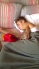 Justin Bieber filmé par une prostitué pendant qu'il dort