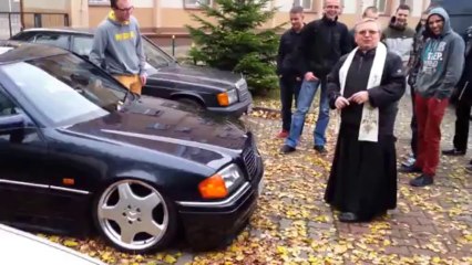 Bénédiction de voiture Mercedes c280 par un curé