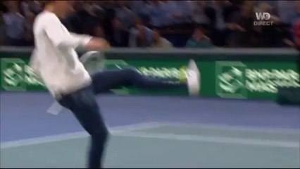 Novak Djokovic invite Zlatan Ibrahimovic à faire quelques échanges.