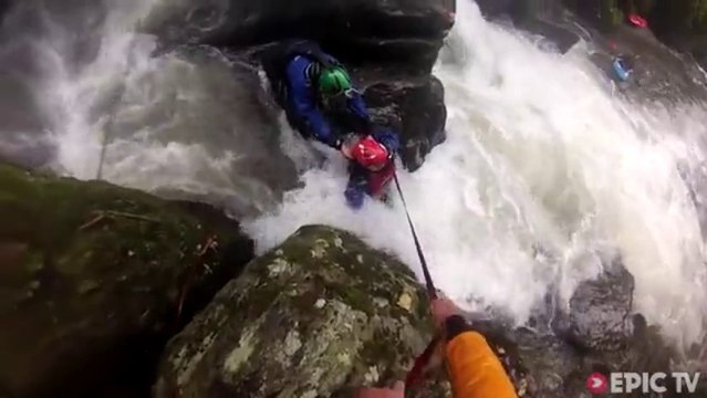 Kayak Accident : stuck between 2 rocks, almost drowned. Violent.