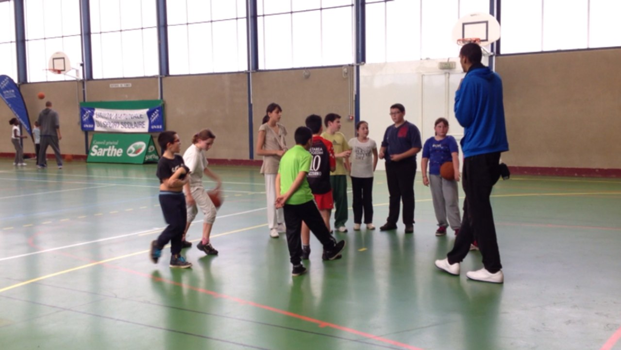 Des basketteurs du MSB au collège Vauguyon