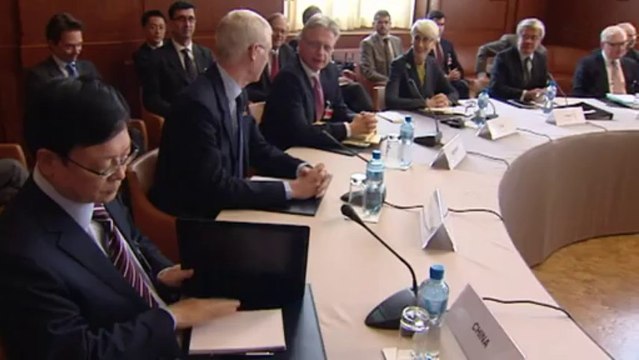 Irán y potencias tratan programa nuclear