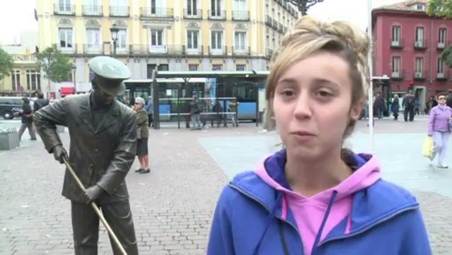 Garbage clogs streets of Madrid as sweepers strike