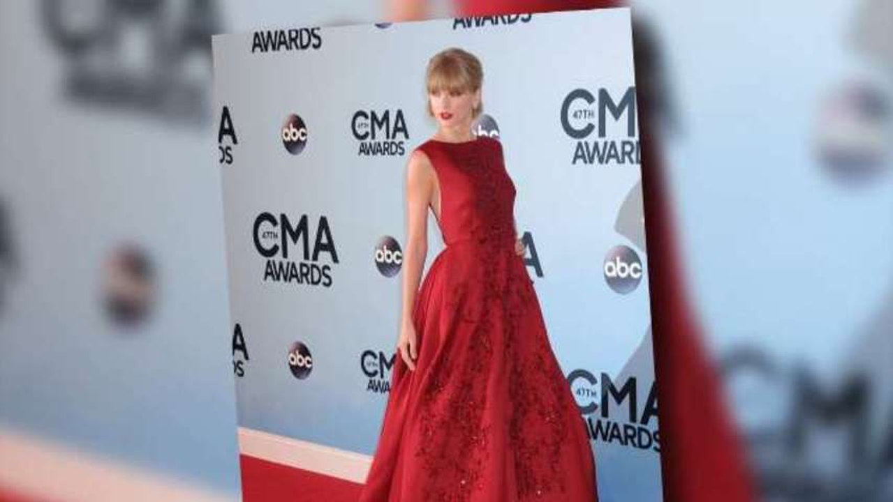 Taylor Swift Goes Red at CMA Awards
