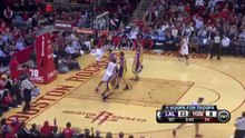 面對 Lakers的防守，Harden 強行突破後雙手飛身灌籃!