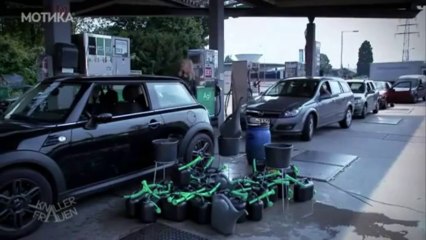 МОТИКА: Како плавуша Германка става бензин?