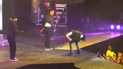 vomits - Justin Bieber throws up on stage in Arizona