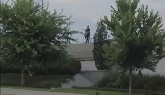 CRASH en BMX... Il saute du toit et s'éclate la tête! VIOLENT.