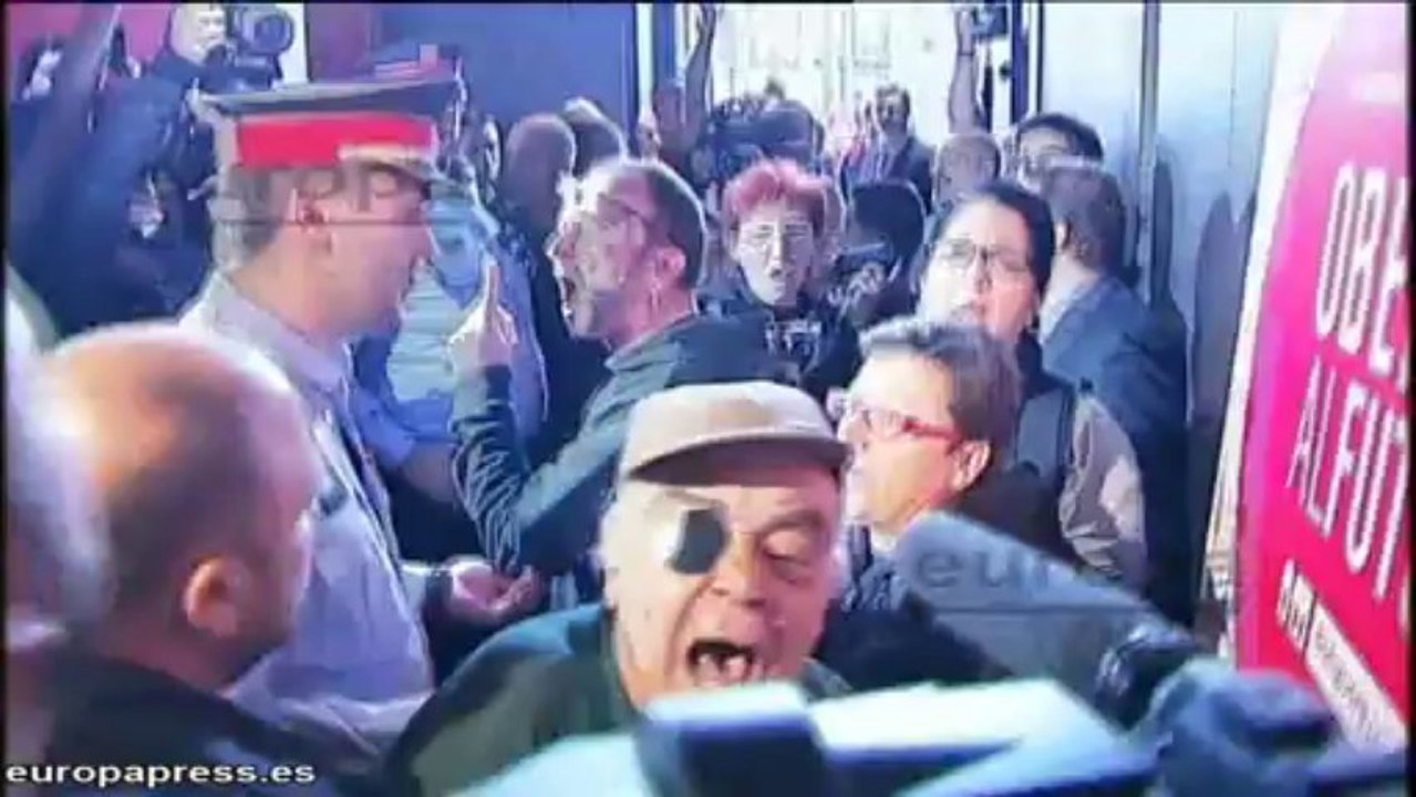 Iaioflautas irrumpen en entrega de premio a Prat