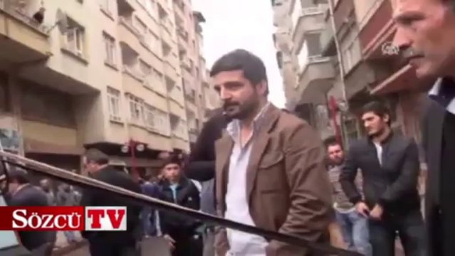 Yol çöktü minibüs çukura düştü