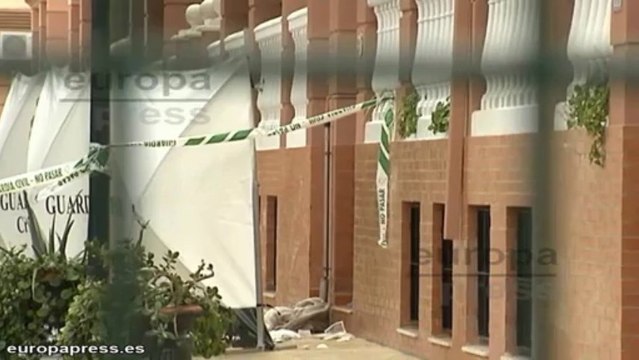 Un hombre apuñala a su mujer y se tira por la ventana en Sevilla