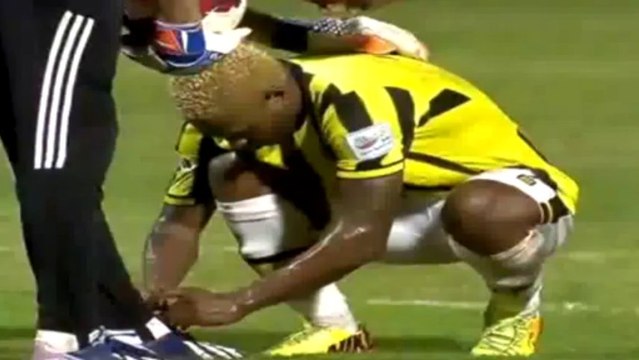 Il refait les lacets du gardien adverse et obtient un coup-franc !