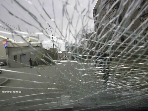 Un pare-brise cassé pour avoir klaxonné