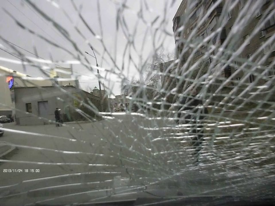 Un pare-brise cassé pour avoir klaxonné