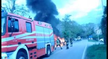 Icaro Tv. Auto in fiamme in via Coriano (live)