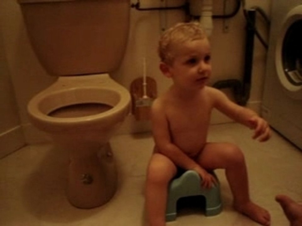 Nino fait pipi sur le pot
