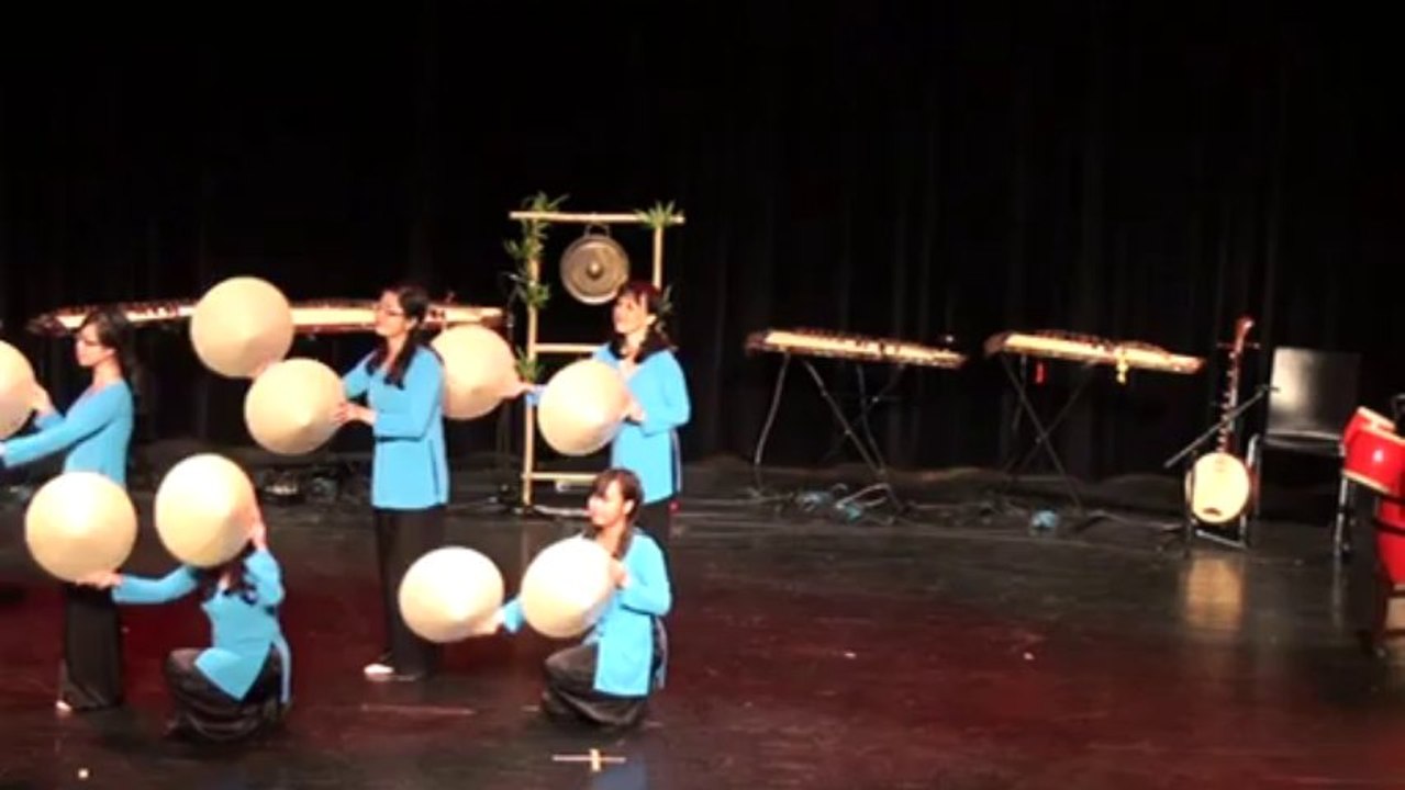 06. Danse Chapeau Conique - Ensemble Tieng To Dong