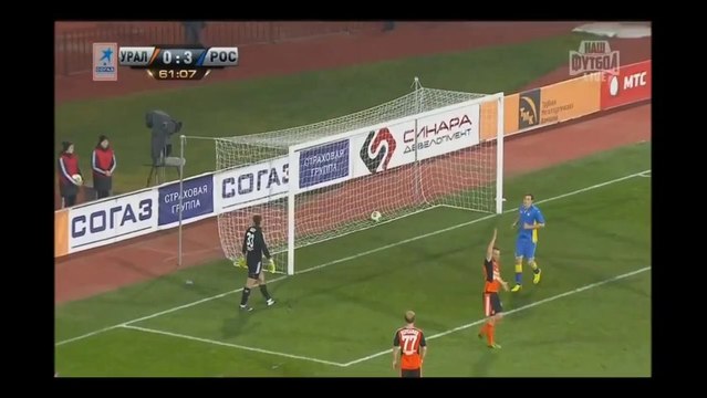 Football : le gardien de but empêche le corner... mais offre le but à l'attaquant adverse