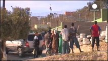 2 subsaharianos permanecen más de dos horas pegados a un poste tras saltar la valla de Melilla