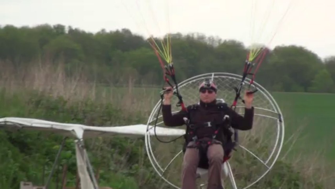 Ecole Grand Vol Paramoteur, Aérodrome de Persan Beaumont (95), vol de l'instructeur réalisé par ces élèves