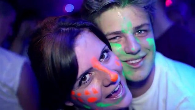 Attendre pour la photo.. Mais ça filme... Des étudiants piégés en soirée! Marrant.