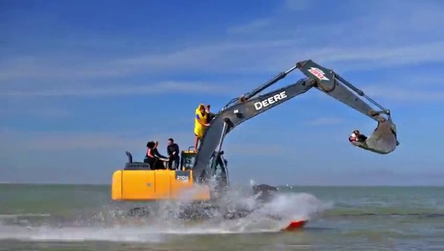Utiliser le bras d'une pelleteuse pour faire des sports de glisse!
