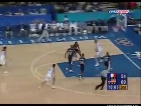 Vince Carter met un DUNK en sautant au dessus de WEIS.... ENORME