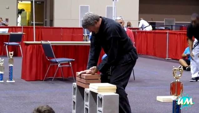 Des FAILS en ARTS MARTIAUX. COMPILATION de gars qui essaient de casser des briques... et se cassent les mains!