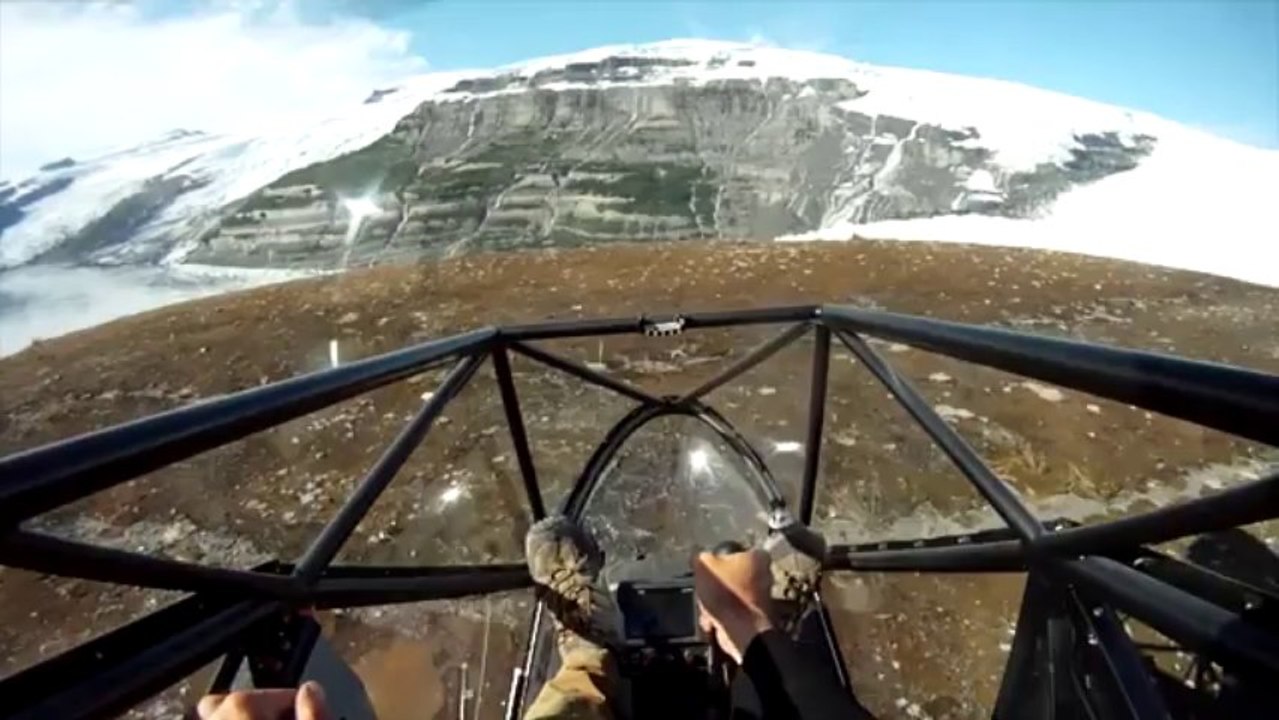Plonger d'une falaise en avion. Dangereux mais sensations garanties!