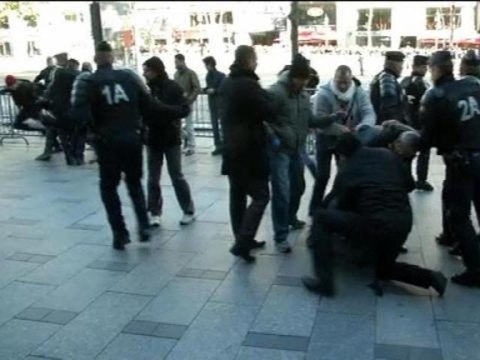 11 novembre: François Hollande hué par des manifestants d'extrême droite - 11/11