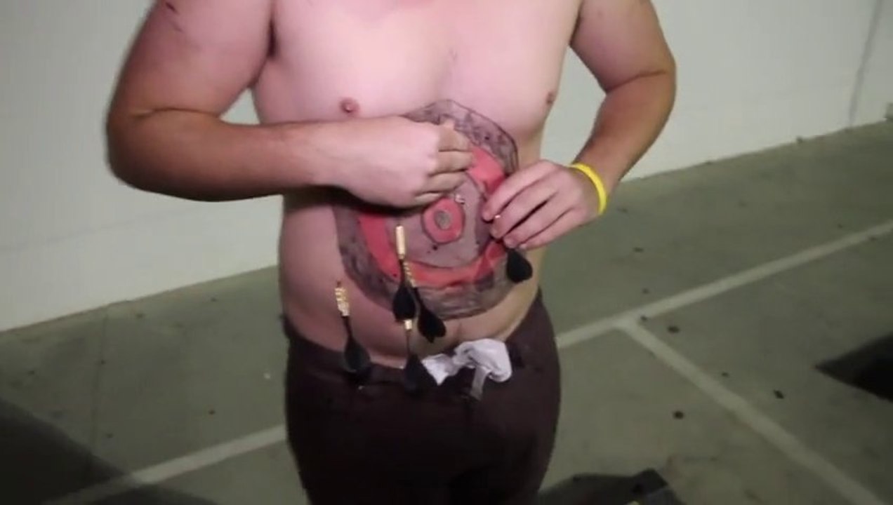 Fléchettes Humaines : jeter des fléchettes sur un Ventre Gras! Bande de fou!