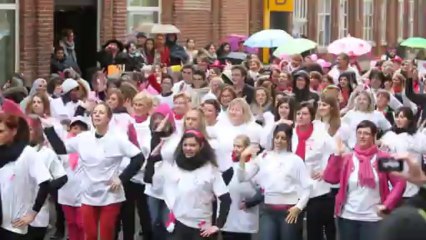 Flashmob " Octobre rose " à l' Usine de Roubaix