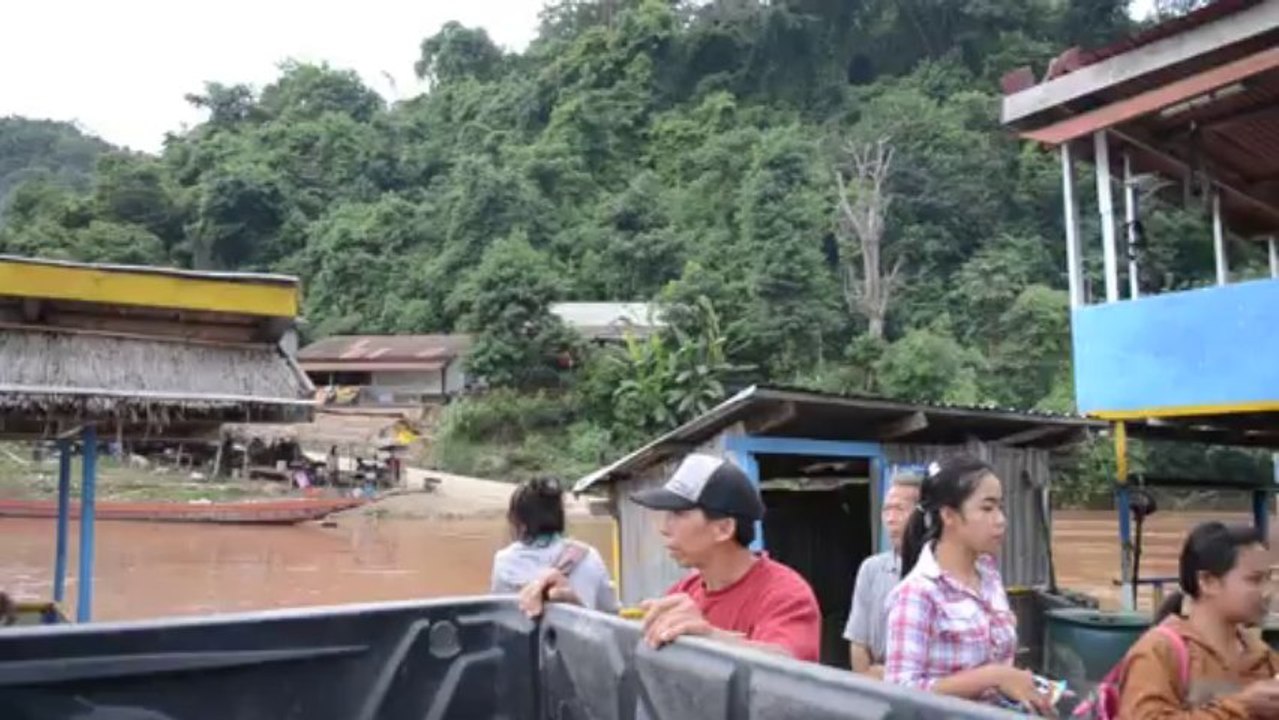 Le Bac de Tha Deua sur Le Mekong (LAOS)
