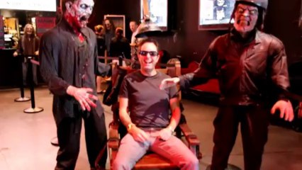 PRANKING - PRACTIAL JOKE - TOAD ELECTRIC CHAIR LAS VEGAS