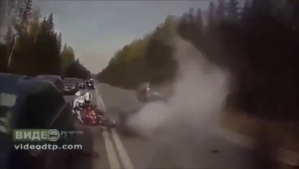 Descargar video: CAR VS MOTORCYCLE...Violent crash filmed with Russian dashcam!