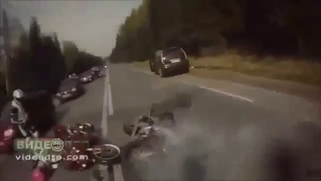 MOTO vs VOITURE en mode russe... gros accident!