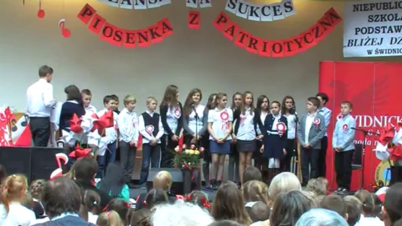 Galeria Świdnicka - "Bliżej Dziecka" SP 12 i Piosenka Patriotyczna