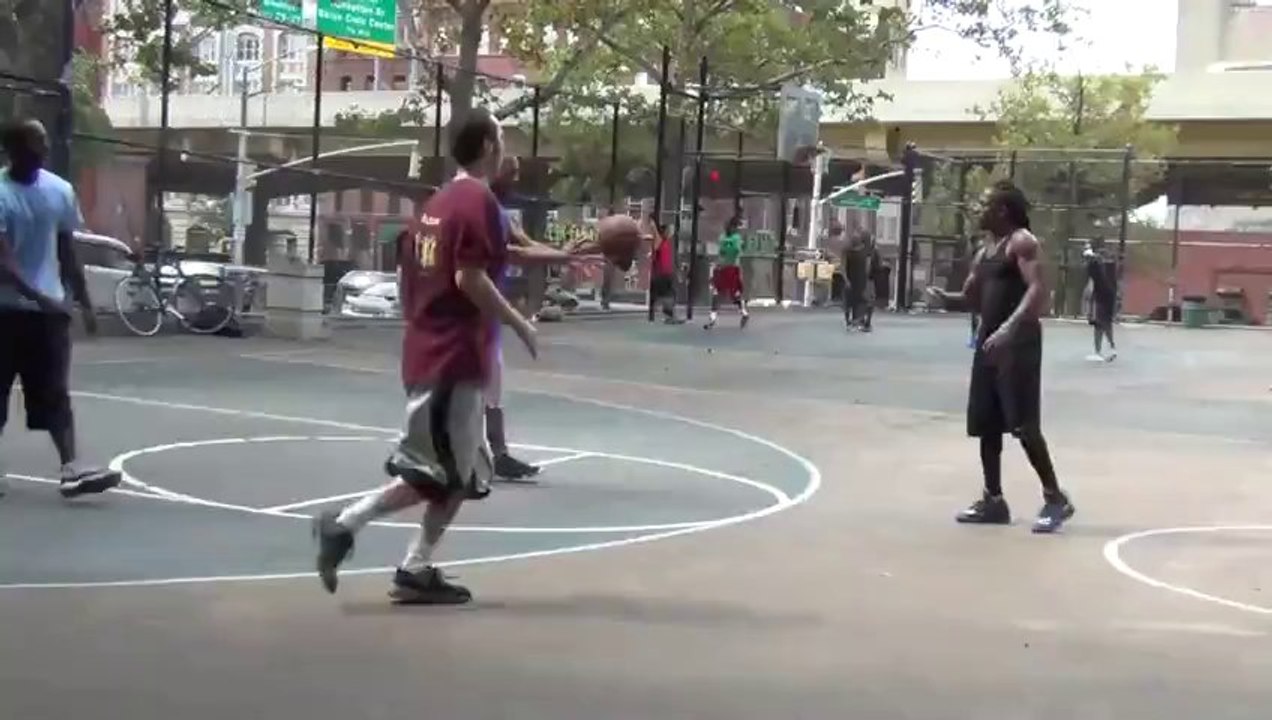 Enchaînement de "3 points" pendant un match de Street Basket à Brooklyn