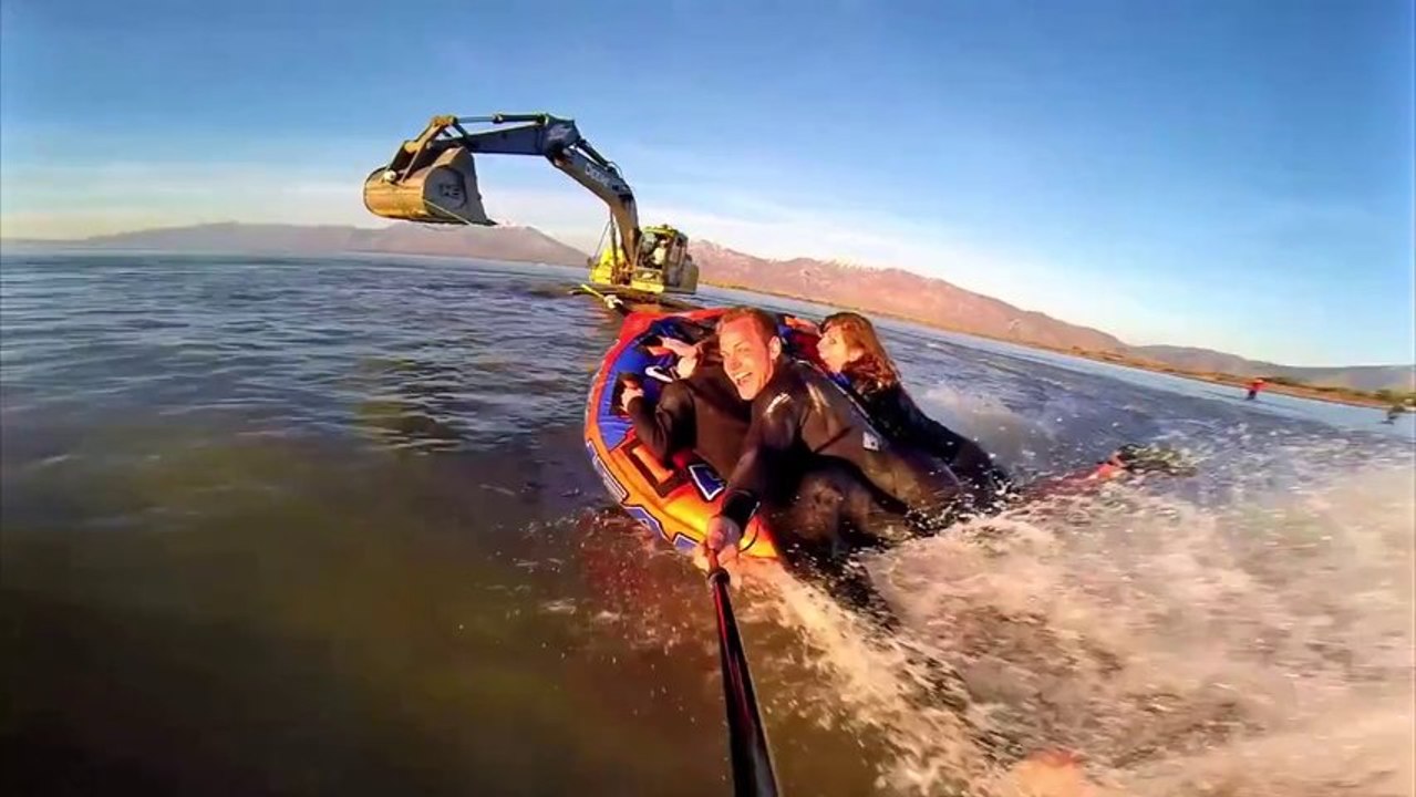 Wakeboard et bouée tractés par une pelleteuse