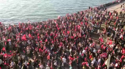 İzmirliler'den "Yandaş medya istemiyoruz" sloganları