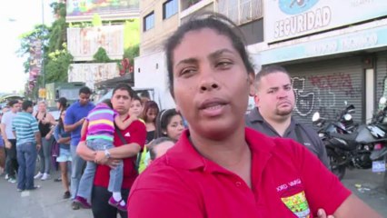 Queues interminables devant des magasins de Caracas